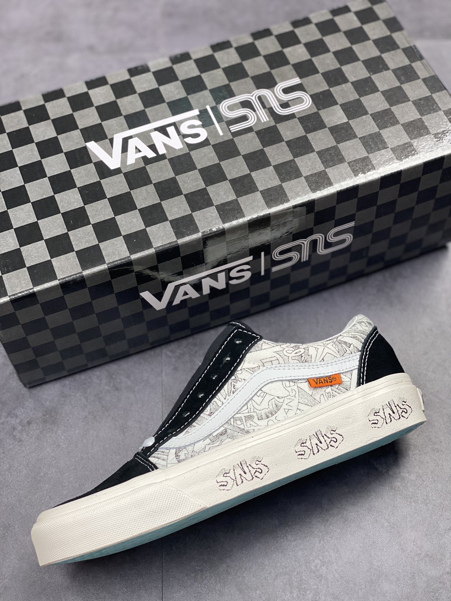 US official website pre-sale customized Vans Old Skool + SNS joint Vans Vault x SNS joint black and white illustration beach print retro canvas sneakers