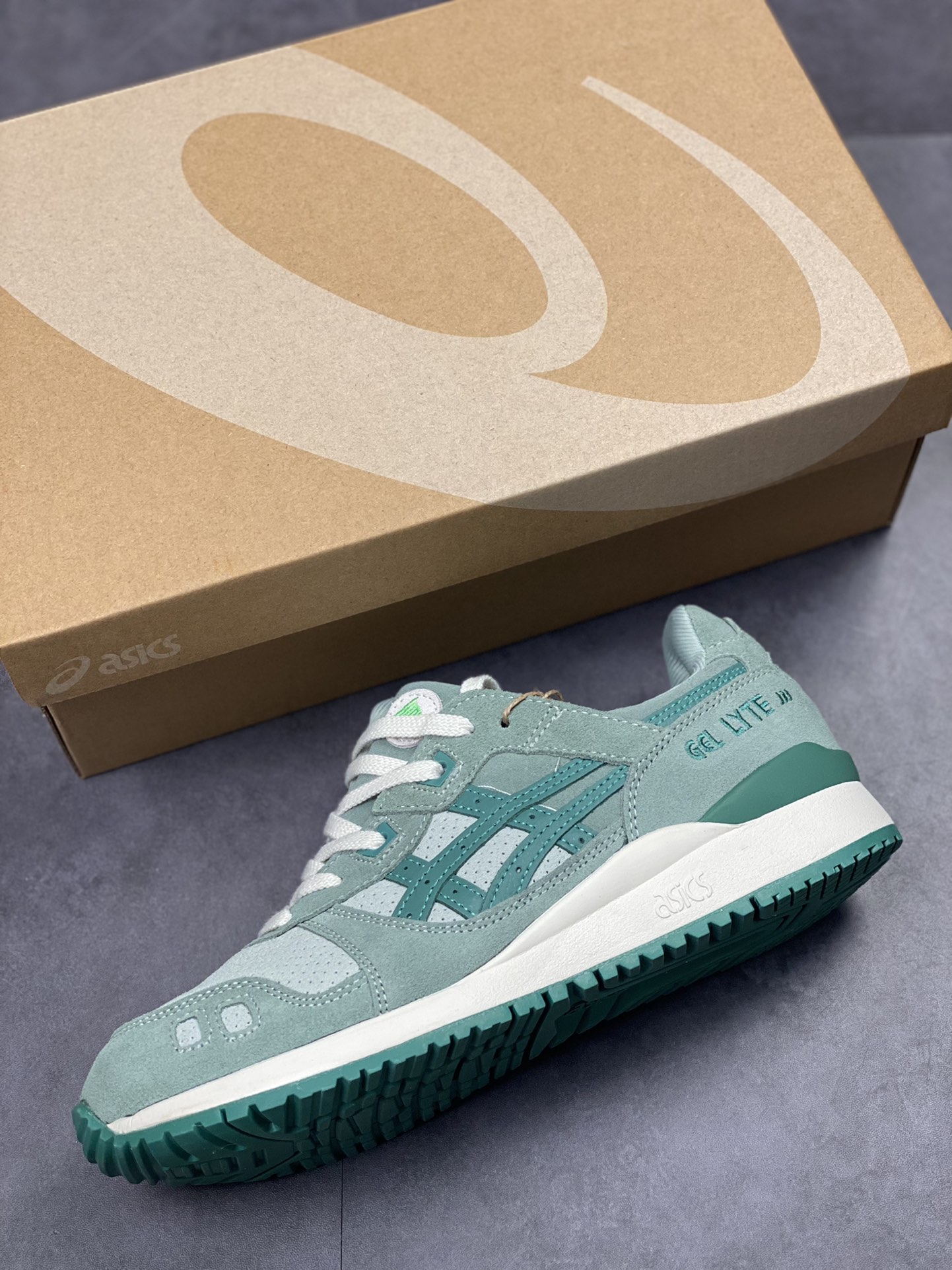 Asics Gel-Lyte III 3rd generation adopts pigbuck leather upper material 1201A296-300