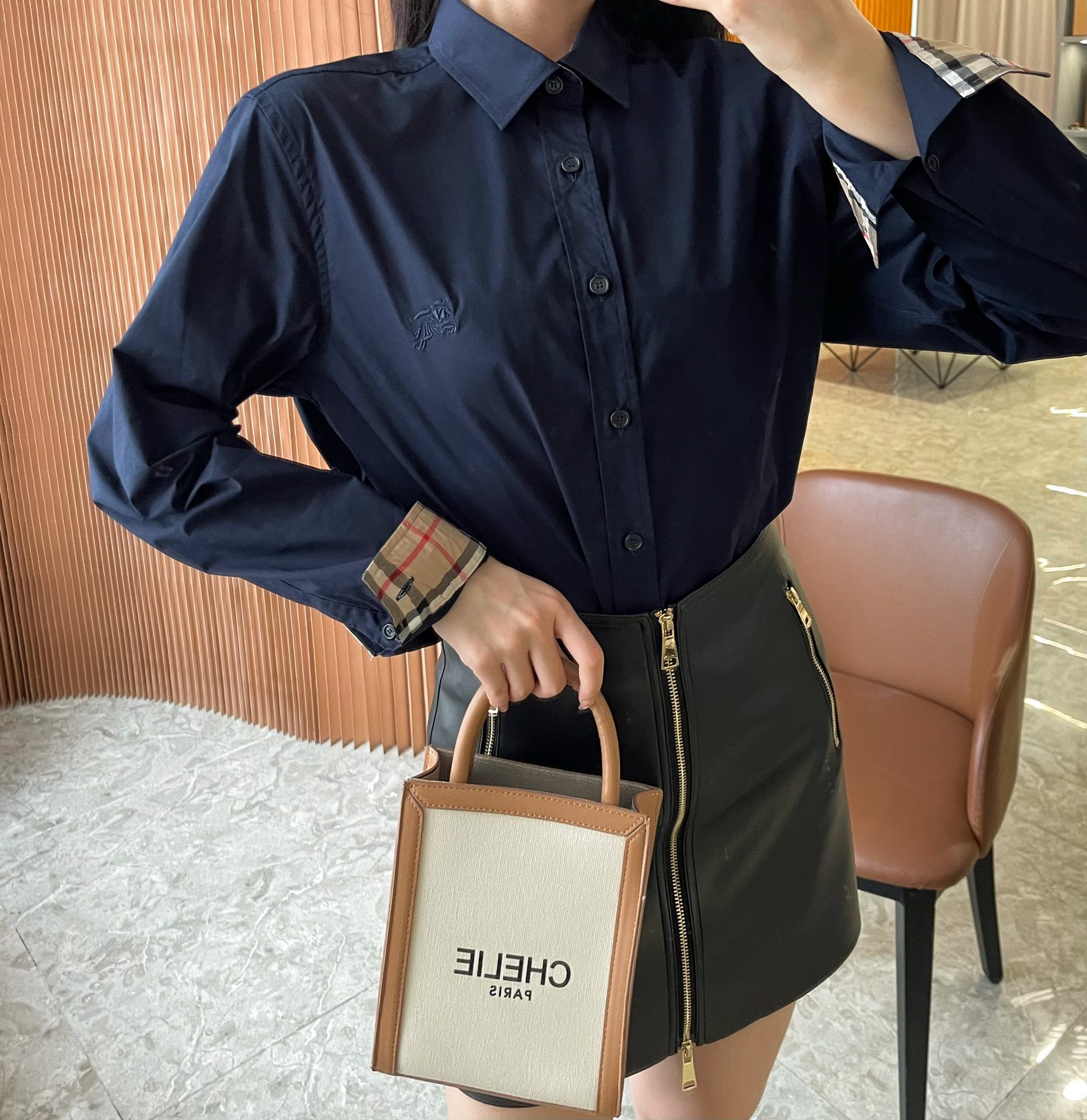 NO:782465,Actual shot of model's light blue upper body, Burberry-clothing,19860909模特浅蓝色上身实拍演绎,博柏利-服装,,Women's clothing