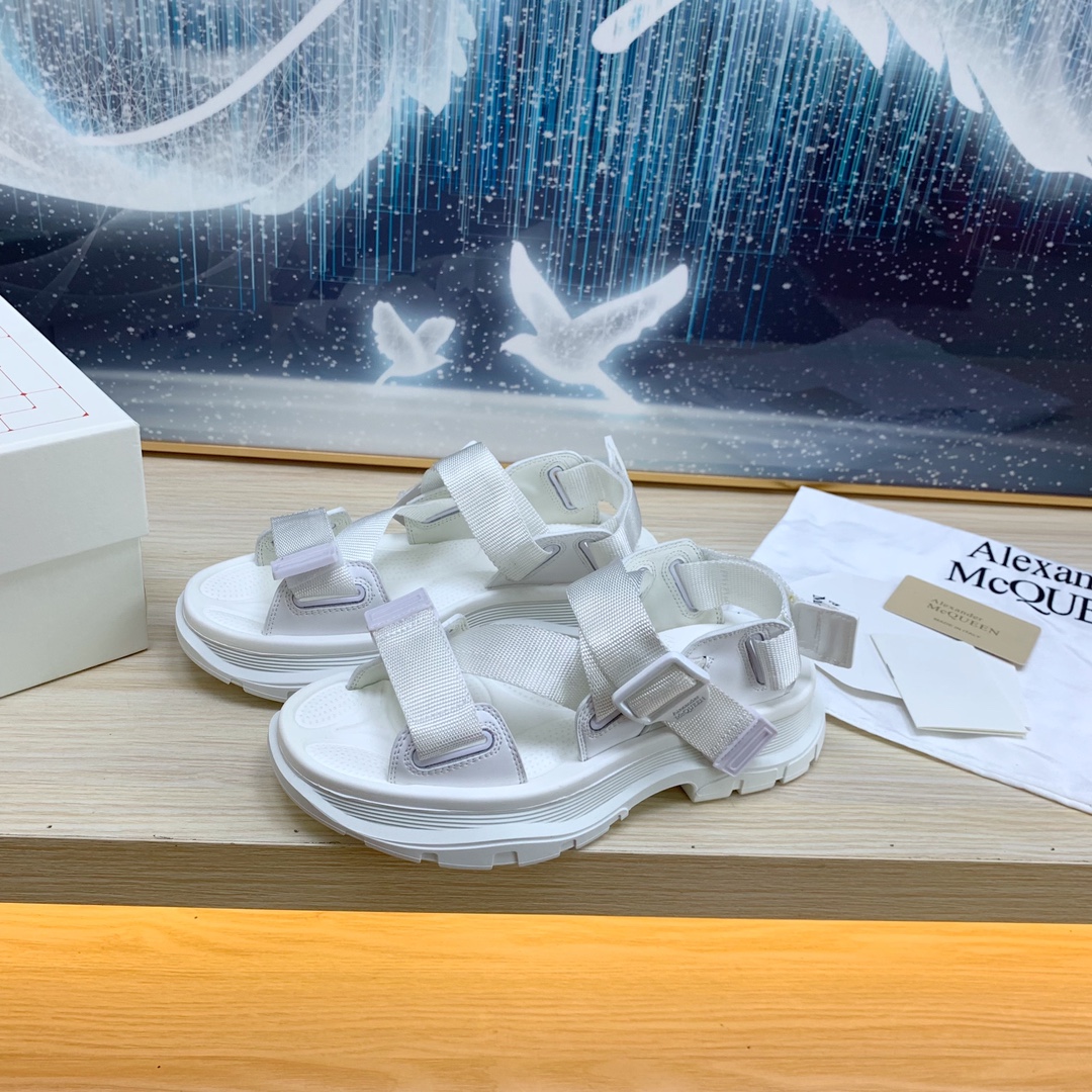 “Alexander McQueen Queen Cake Diniron Magic Shoes – Fashion Sandal Collection” - 图片 2