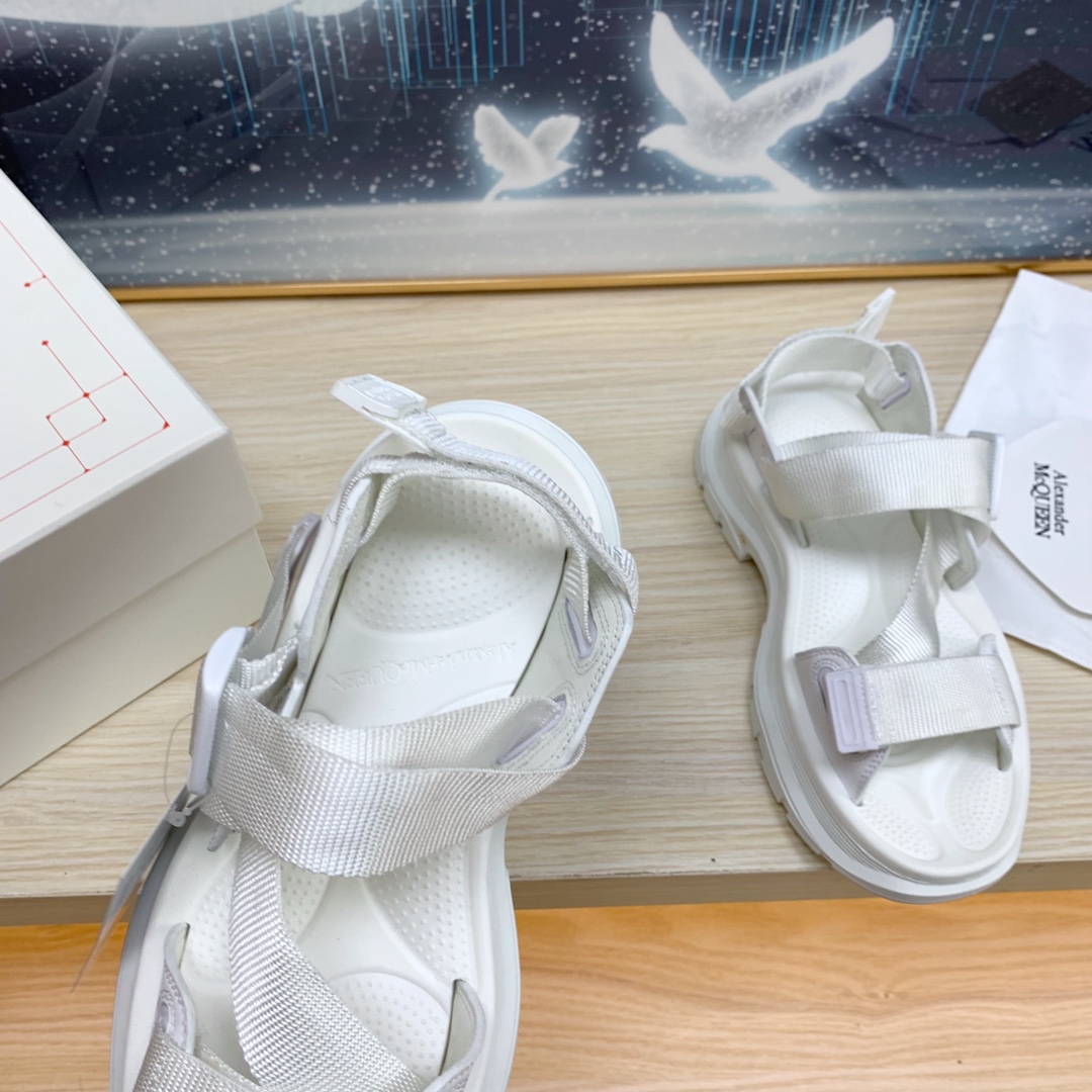 “Alexander McQueen Queen Cake Diniron Magic Shoes – Fashion Sandal Collection” - 图片 6