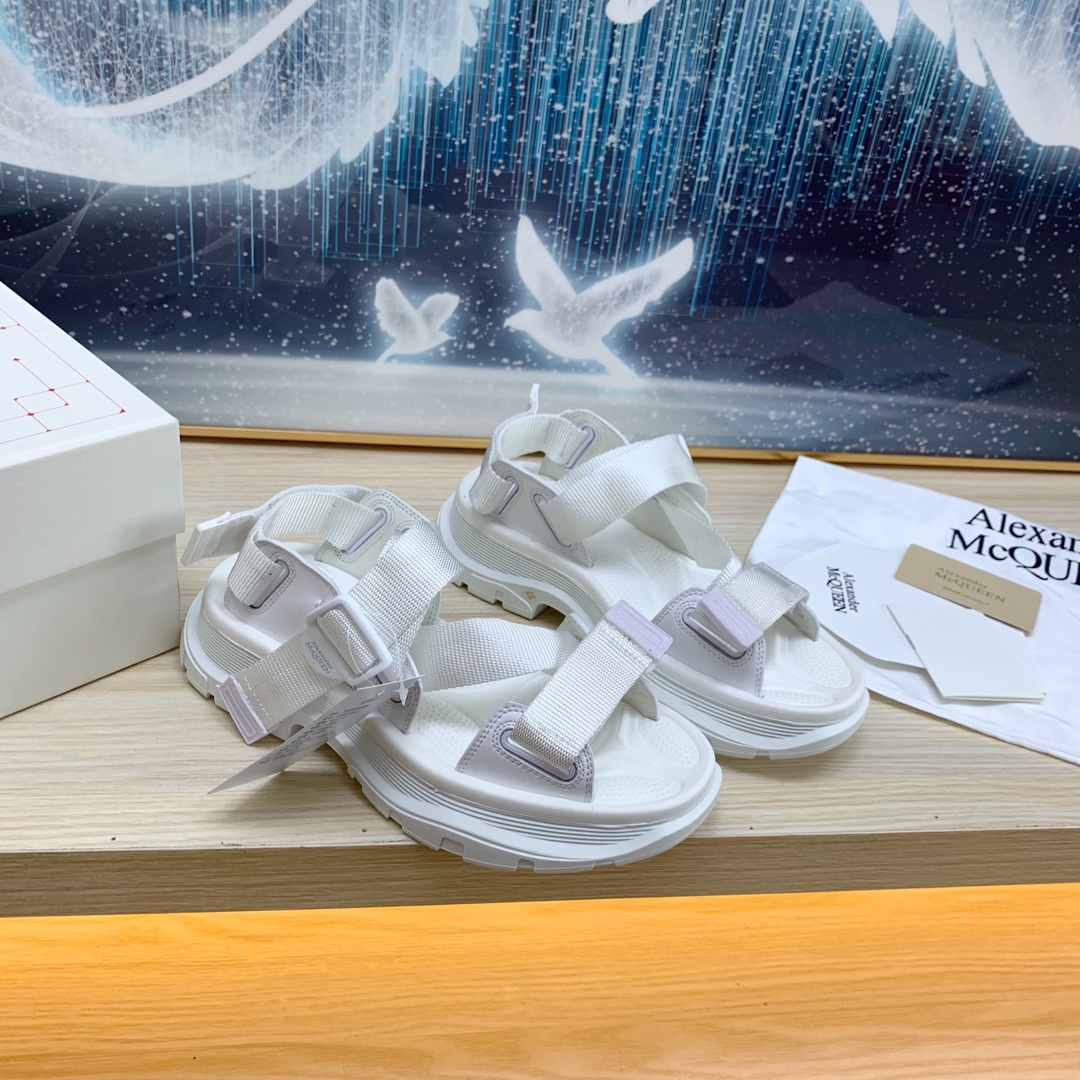 “Alexander McQueen Queen Cake Diniron Magic Shoes – Fashion Sandal Collection” - 图片 4