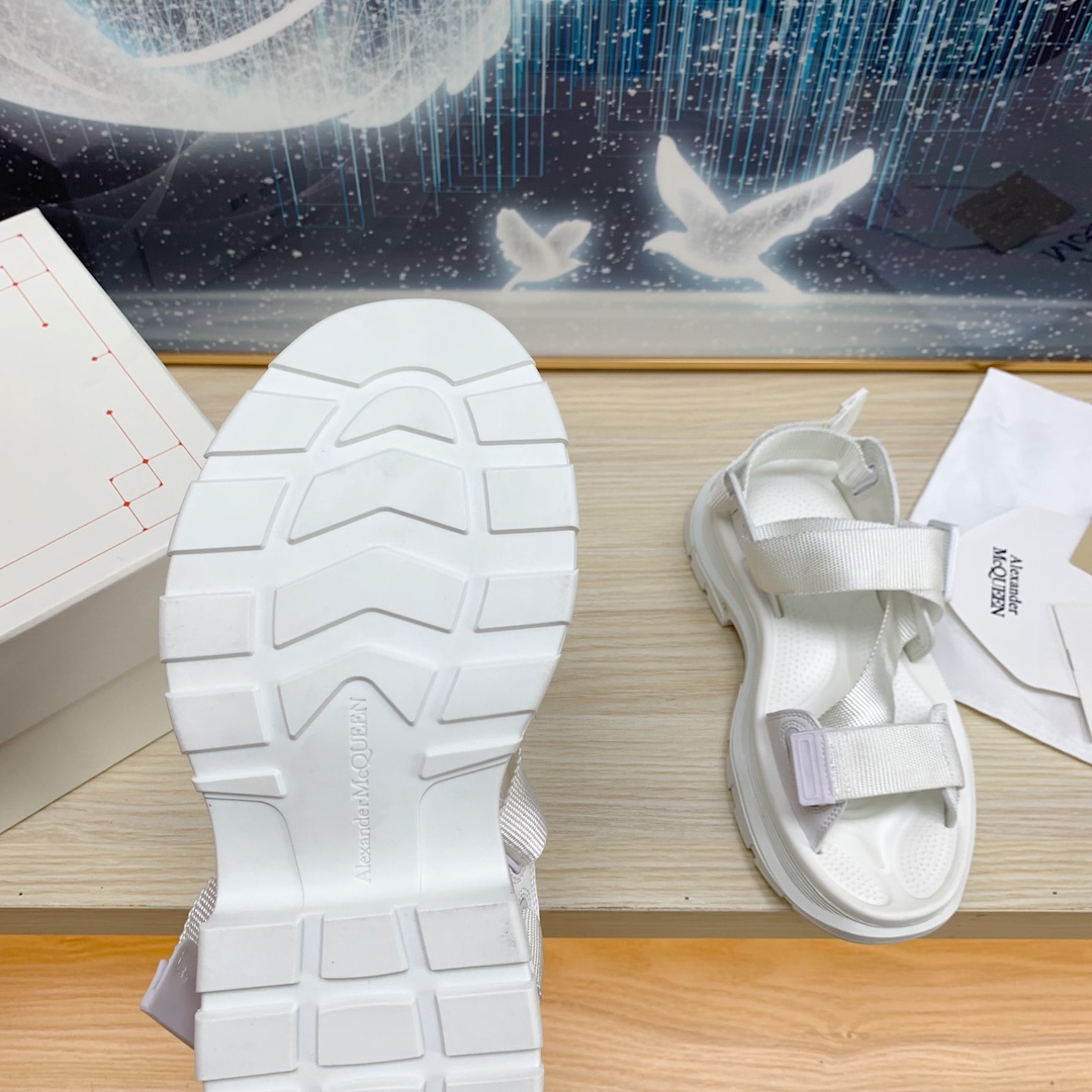 “Alexander McQueen Queen Cake Diniron Magic Shoes – Fashion Sandal Collection” - 图片 8