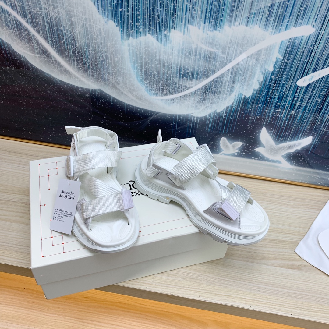“Alexander McQueen Queen Cake Diniron Magic Shoes – Fashion Sandal Collection” - 图片 3