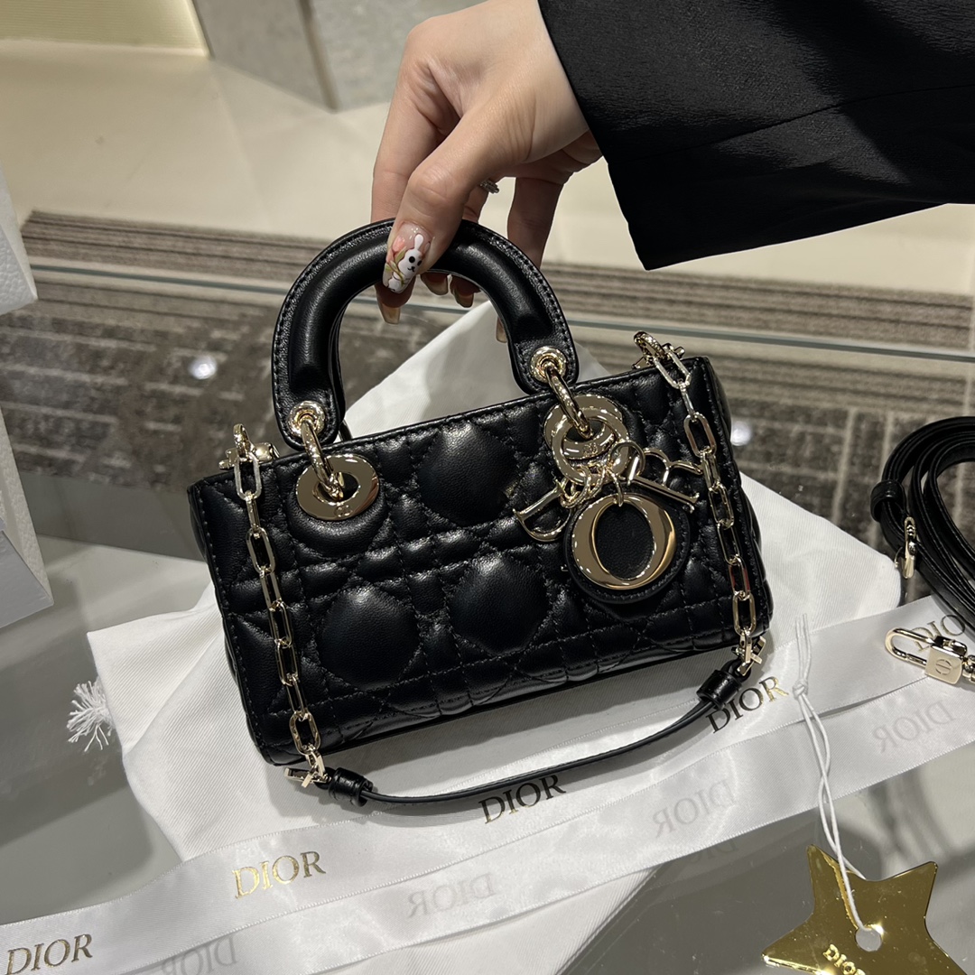 𝑫-𝑱𝒐𝒚 ¡Super mini, negro, puede contener teléfono móvil! Piel de cordero importada de color exclusivo, negro clásic…