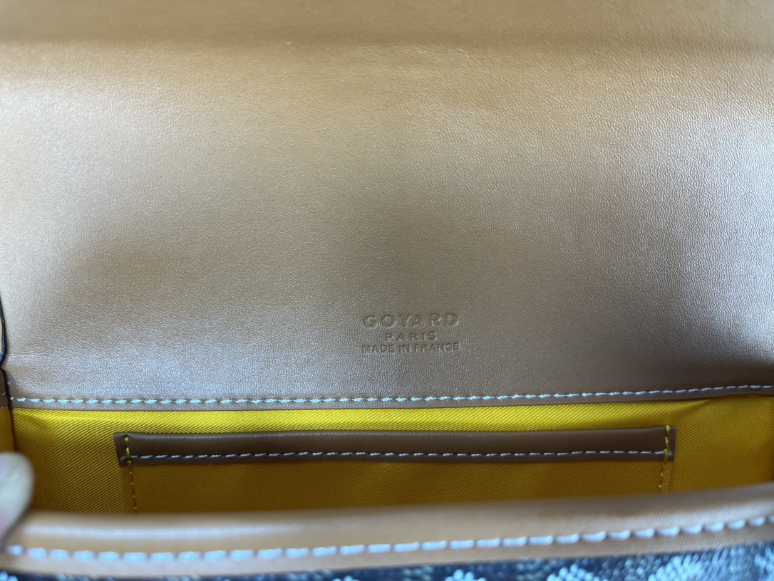 Goyard 邮差包 明星同款,新比例小方形包包 简洁大气实用的小方包 获得很多明星喜爱 手绘花纹特别有自己的特色 Si Goyard 邮差包 明星同款,新比例小方形包包 简洁大气实用的小方包 获得很多明星喜爱 手绘花纹特别有自己的特色 Si