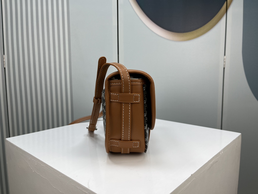 Goyard 邮差包 明星同款,新比例小方形包包 简洁大气实用的小方包 获得很多明星喜爱 手绘花纹特别有自己的特色 Si Goyard 邮差包 明星同款,新比例小方形包包 简洁大气实用的小方包 获得很多明星喜爱 手绘花纹特别有自己的特色 Si