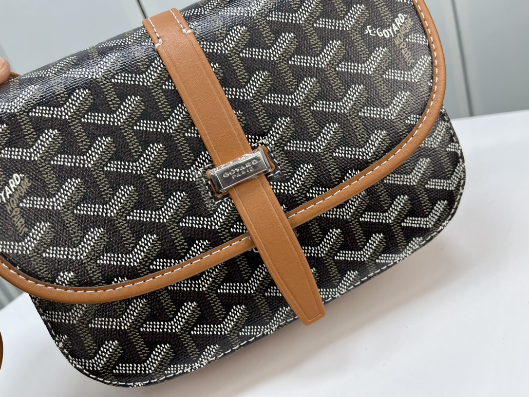 Goyard 邮差包 明星同款,新比例小方形包包 简洁大气实用的小方包 获得很多明星喜爱 手绘花纹特别有自己的特色 Si Goyard 邮差包 明星同款,新比例小方形包包 简洁大气实用的小方包 获得很多明星喜爱 手绘花纹特别有自己的特色 Si
