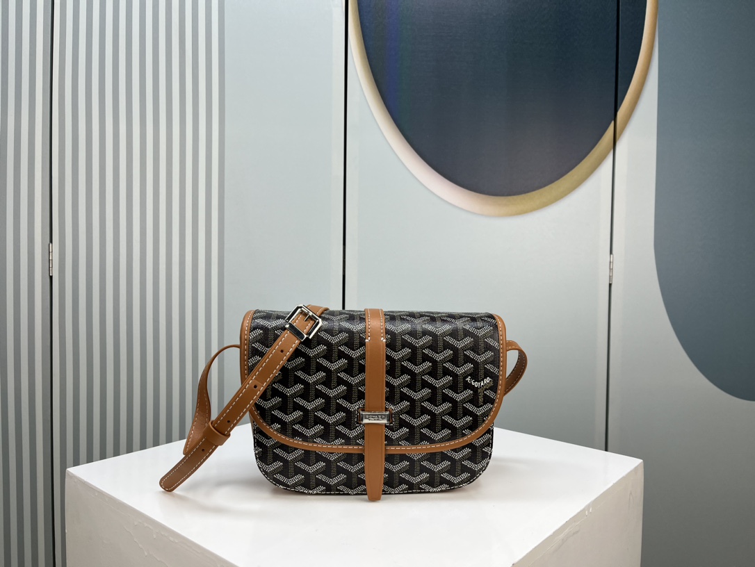 Goyard 邮差包 明星同款,新比例小方形包包 简洁大气实用的小方包 获得很多明星喜爱 手绘花纹特别有自己的特色 Si Goyard 邮差包 明星同款,新比例小方形包包 简洁大气实用的小方包 获得很多明星喜爱 手绘花纹特别有自己的特色 Si
