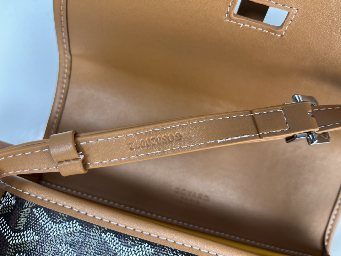 Goyard 邮差包 明星同款,新比例小方形包包 简洁大气实用的小方包 获得很多明星喜爱 手绘花纹特别有自己的特色 Si Goyard 邮差包 明星同款,新比例小方形包包 简洁大气实用的小方包 获得很多明星喜爱 手绘花纹特别有自己的特色 Si
