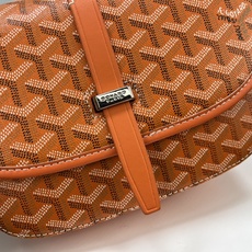 Goyard 邮差包 明星同款,新比例小方形包包 简洁大气实用的小方包 获得很多明星喜爱 手绘花纹特别有自己的特色 Si Goyard 邮差包 明星同款,新比例小方形包包 简洁大气实用的小方包 获得很多明星喜爱 手绘花纹特别有自己的特色 Si