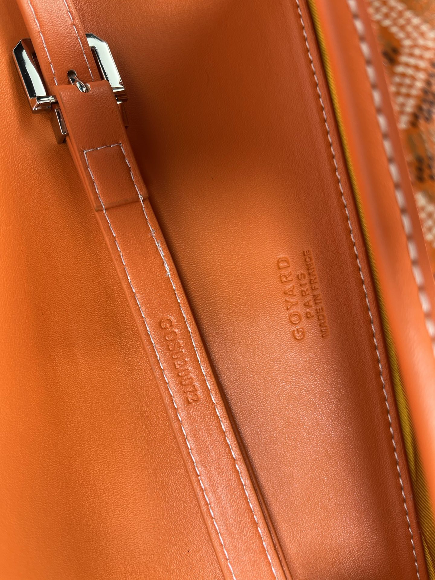 Goyard 邮差包 明星同款,新比例小方形包包 简洁大气实用的小方包 获得很多明星喜爱 手绘花纹特别有自己的特色 Si Goyard 邮差包 明星同款,新比例小方形包包 简洁大气实用的小方包 获得很多明星喜爱 手绘花纹特别有自己的特色 Si