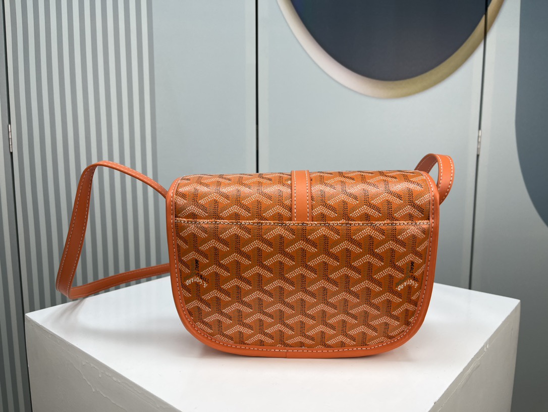 Goyard 邮差包 明星同款,新比例小方形包包 简洁大气实用的小方包 获得很多明星喜爱 手绘花纹特别有自己的特色 Si Goyard 邮差包 明星同款,新比例小方形包包 简洁大气实用的小方包 获得很多明星喜爱 手绘花纹特别有自己的特色 Si