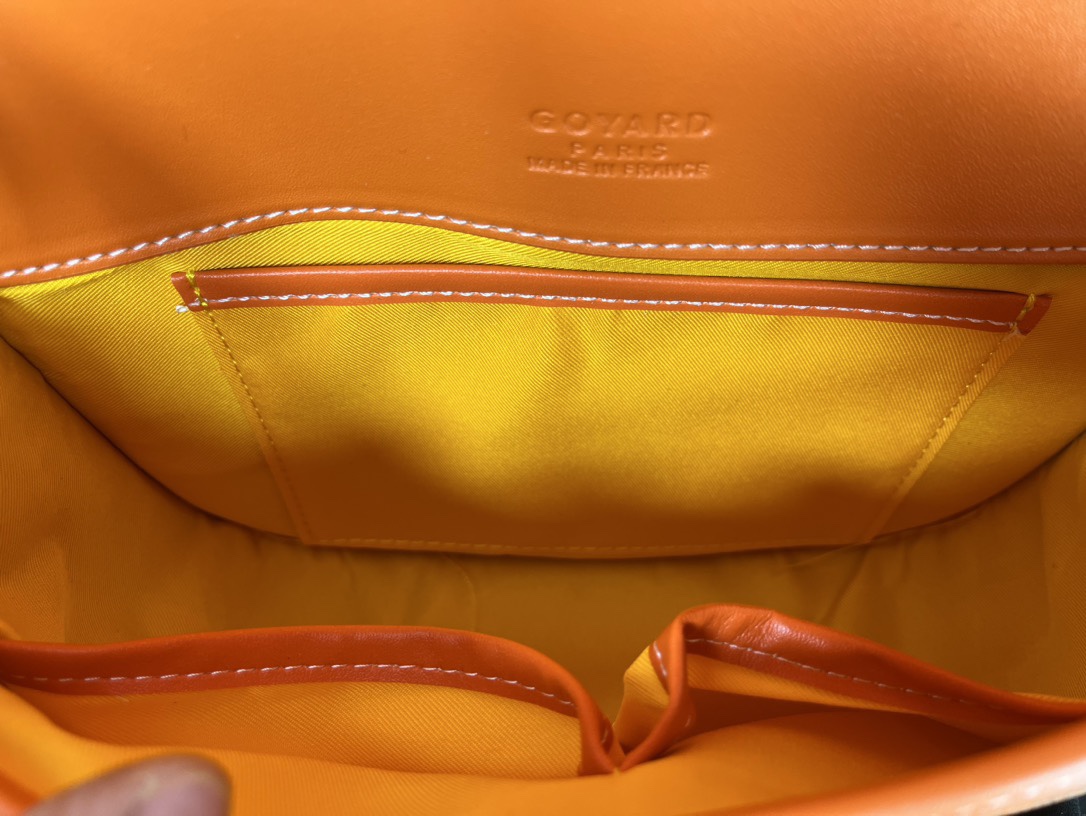 Goyard 邮差包 明星同款,新比例小方形包包 简洁大气实用的小方包 获得很多明星喜爱 手绘花纹特别有自己的特色 Si Goyard 邮差包 明星同款,新比例小方形包包 简洁大气实用的小方包 获得很多明星喜爱 手绘花纹特别有自己的特色 Si