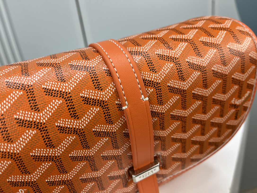 Goyard 邮差包 明星同款,新比例小方形包包 简洁大气实用的小方包 获得很多明星喜爱 手绘花纹特别有自己的特色 Si Goyard 邮差包 明星同款,新比例小方形包包 简洁大气实用的小方包 获得很多明星喜爱 手绘花纹特别有自己的特色 Si