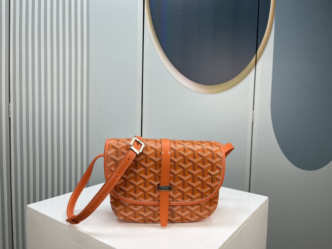 Goyard 邮差包 明星同款,新比例小方形包包 简洁大气实用的小方包 获得很多明星喜爱 手绘花纹特别有自己的特色 Si Goyard 邮差包 明星同款,新比例小方形包包 简洁大气实用的小方包 获得很多明星喜爱 手绘花纹特别有自己的特色 Si