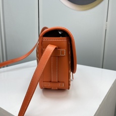 Goyard 邮差包 明星同款,新比例小方形包包 简洁大气实用的小方包 获得很多明星喜爱 手绘花纹特别有自己的特色 Si Goyard 邮差包 明星同款,新比例小方形包包 简洁大气实用的小方包 获得很多明星喜爱 手绘花纹特别有自己的特色 Si