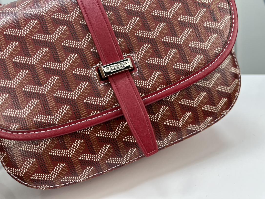 Goyard 邮差包 明星同款,新比例小方形包包 简洁大气实用的小方包 获得很多明星喜爱 手绘花纹特别有自己的特色 Si Goyard 邮差包 明星同款,新比例小方形包包 简洁大气实用的小方包 获得很多明星喜爱 手绘花纹特别有自己的特色 Si