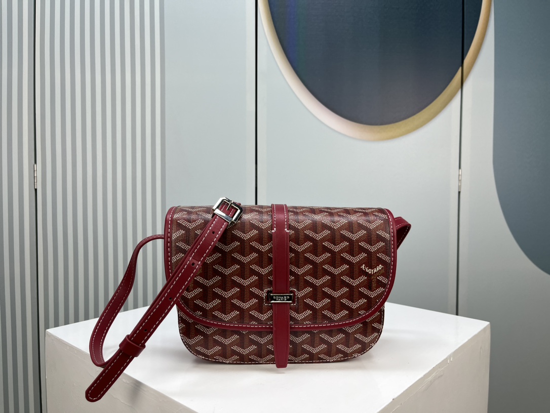 Goyard 邮差包 明星同款,新比例小方形包包 简洁大气实用的小方包 获得很多明星喜爱 手绘花纹特别有自己的特色 Si Goyard 邮差包 明星同款,新比例小方形包包 简洁大气实用的小方包 获得很多明星喜爱 手绘花纹特别有自己的特色 Si