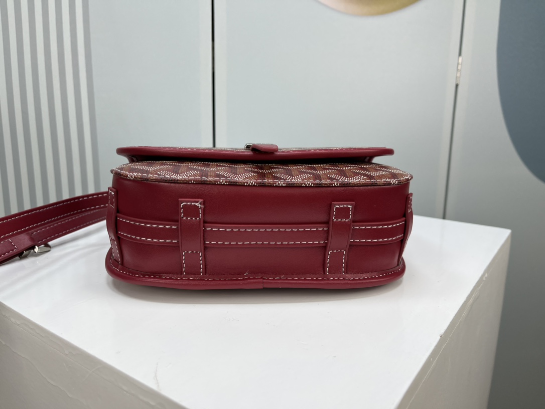 Goyard 邮差包 明星同款,新比例小方形包包 简洁大气实用的小方包 获得很多明星喜爱 手绘花纹特别有自己的特色 Si Goyard 邮差包 明星同款,新比例小方形包包 简洁大气实用的小方包 获得很多明星喜爱 手绘花纹特别有自己的特色 Si