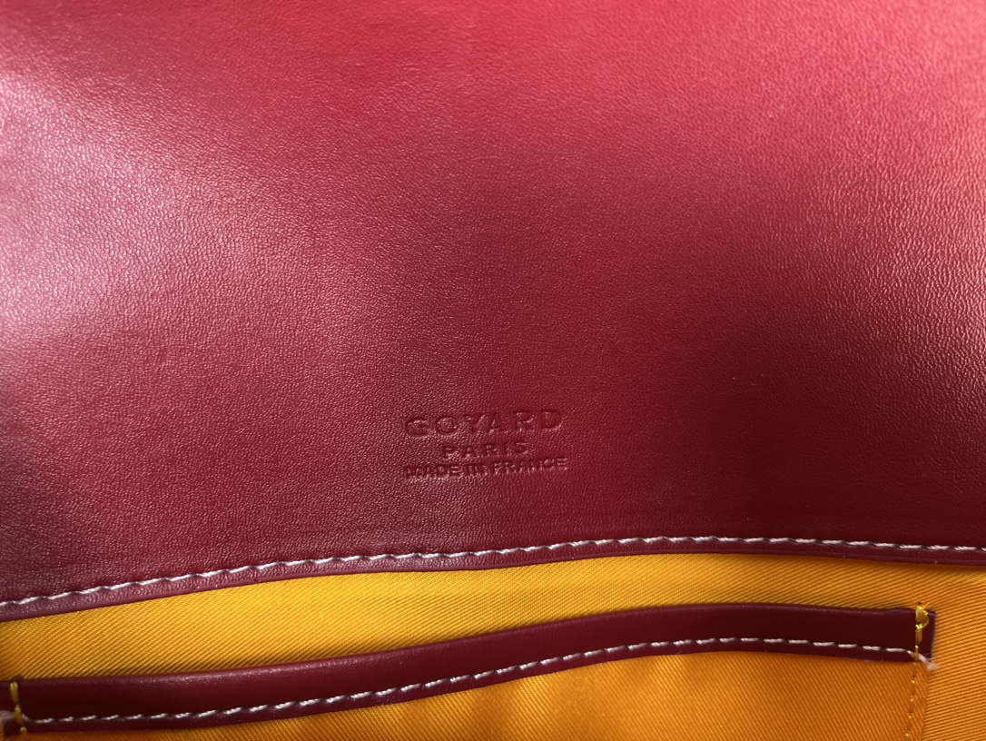 Goyard 邮差包 明星同款,新比例小方形包包 简洁大气实用的小方包 获得很多明星喜爱 手绘花纹特别有自己的特色 Si Goyard 邮差包 明星同款,新比例小方形包包 简洁大气实用的小方包 获得很多明星喜爱 手绘花纹特别有自己的特色 Si
