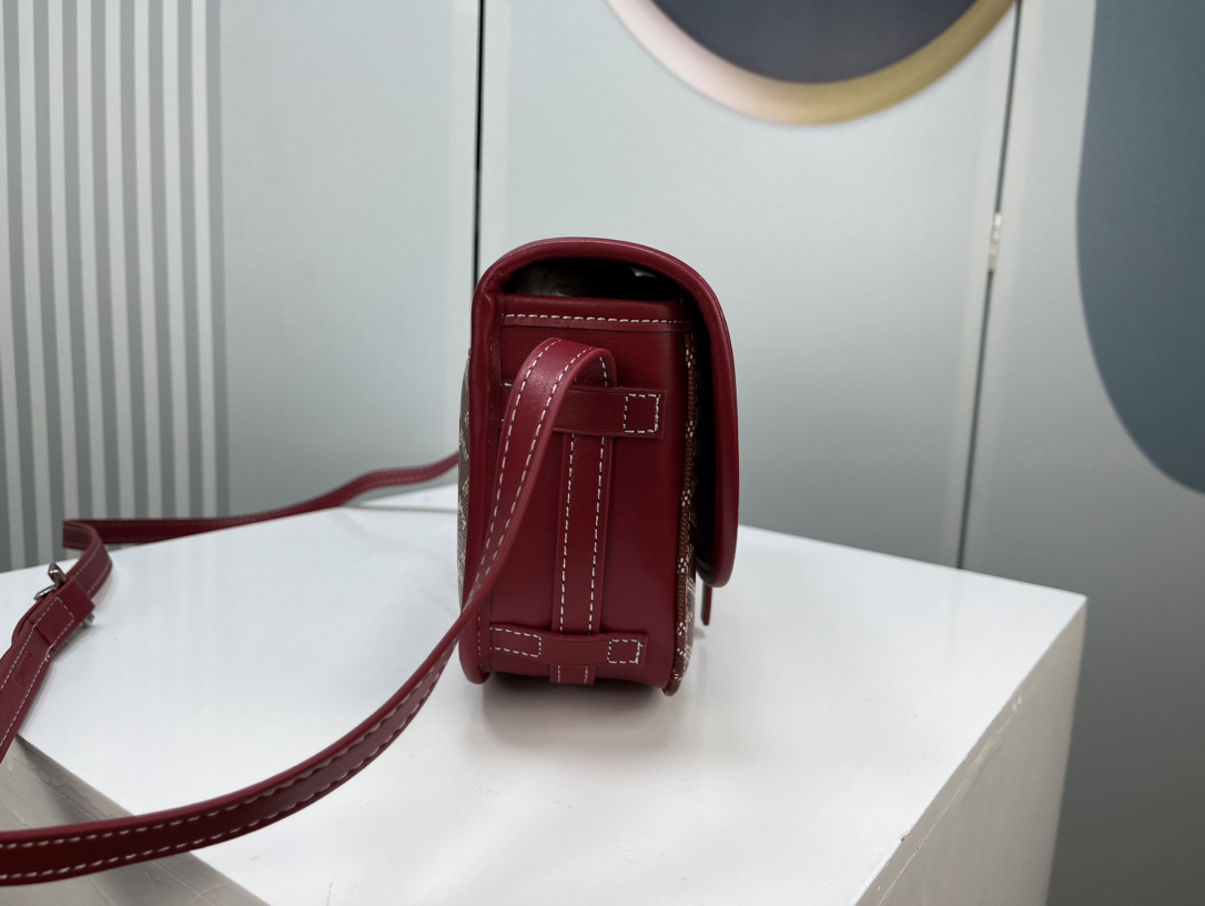 Goyard 邮差包 明星同款,新比例小方形包包 简洁大气实用的小方包 获得很多明星喜爱 手绘花纹特别有自己的特色 Si Goyard 邮差包 明星同款,新比例小方形包包 简洁大气实用的小方包 获得很多明星喜爱 手绘花纹特别有自己的特色 Si