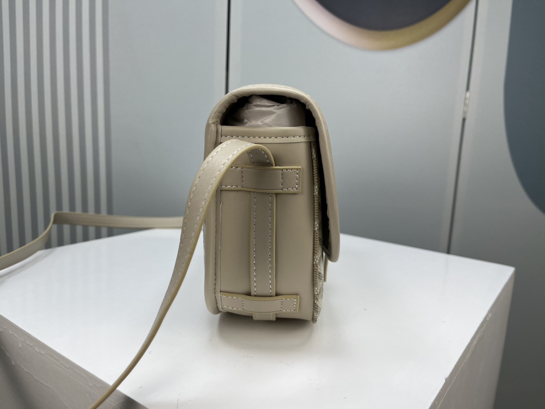 Goyard 邮差包 明星同款，新比例小方形包包 简洁大气实用的小方包 获得很多明星喜爱 手绘花纹特别有自己的特色 Si