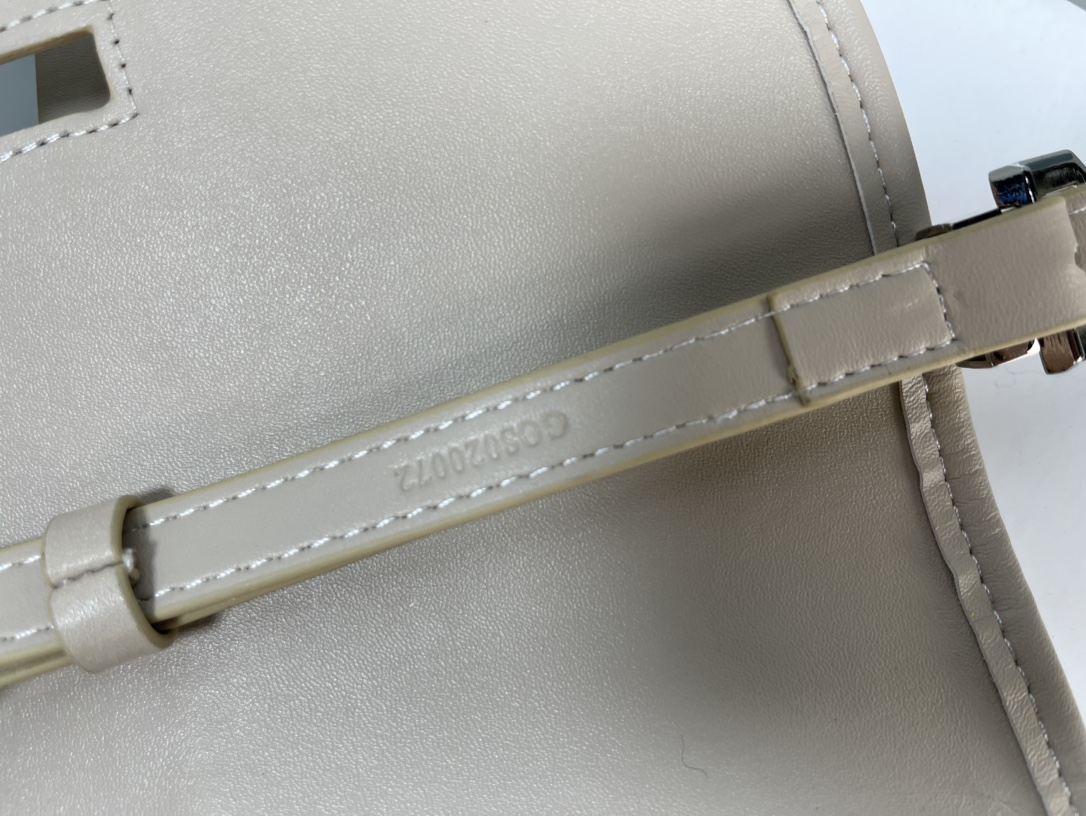 Goyard 邮差包 明星同款，新比例小方形包包 简洁大气实用的小方包 获得很多明星喜爱 手绘花纹特别有自己的特色 Si