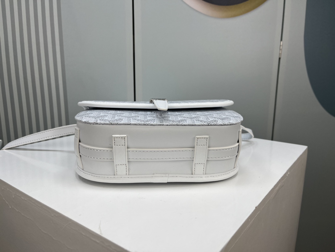 Goyard 邮差包 明星同款,新比例小方形包包 简洁大气实用的小方包 获得很多明星喜爱 手绘花纹特别有自己的特色 Si Goyard 邮差包 明星同款,新比例小方形包包 简洁大气实用的小方包 获得很多明星喜爱 手绘花纹特别有自己的特色 Si