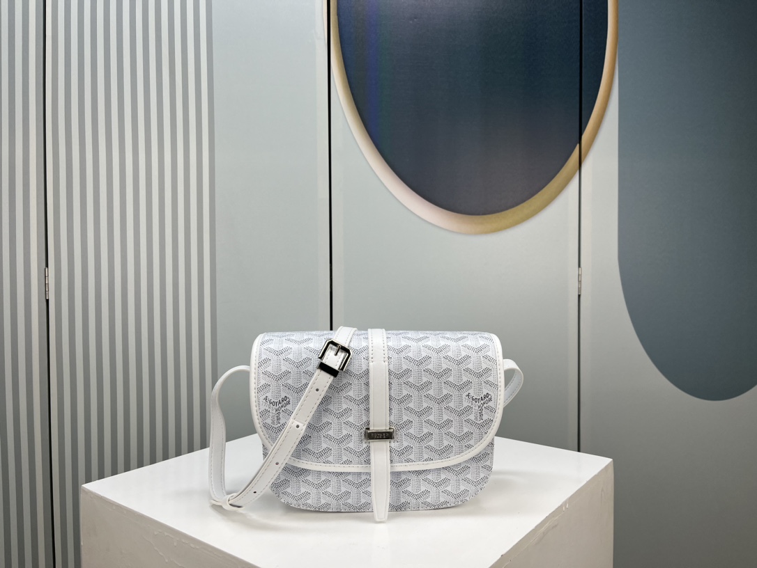 Goyard 邮差包 明星同款,新比例小方形包包 简洁大气实用的小方包 获得很多明星喜爱 手绘花纹特别有自己的特色 Si Goyard 邮差包 明星同款,新比例小方形包包 简洁大气实用的小方包 获得很多明星喜爱 手绘花纹特别有自己的特色 Si