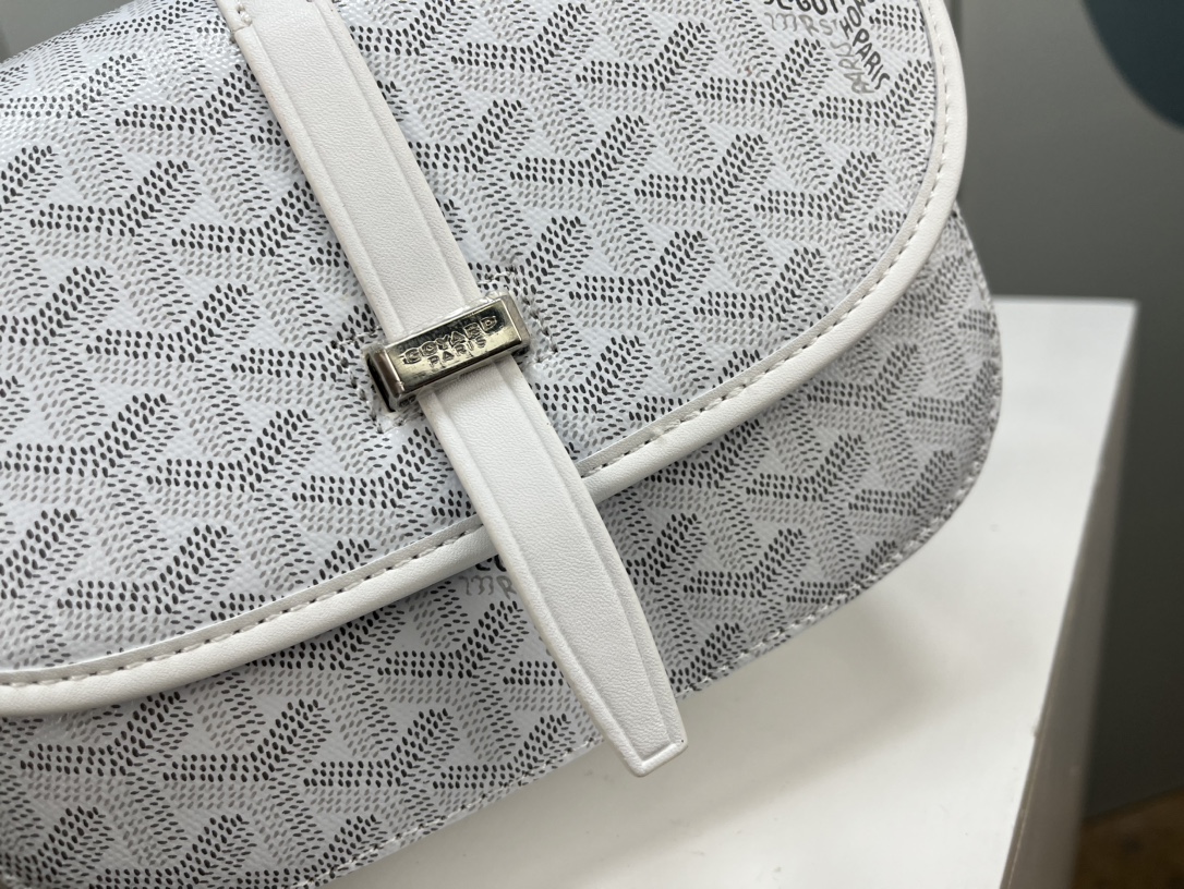 Goyard 邮差包 明星同款,新比例小方形包包 简洁大气实用的小方包 获得很多明星喜爱 手绘花纹特别有自己的特色 Si Goyard 邮差包 明星同款,新比例小方形包包 简洁大气实用的小方包 获得很多明星喜爱 手绘花纹特别有自己的特色 Si