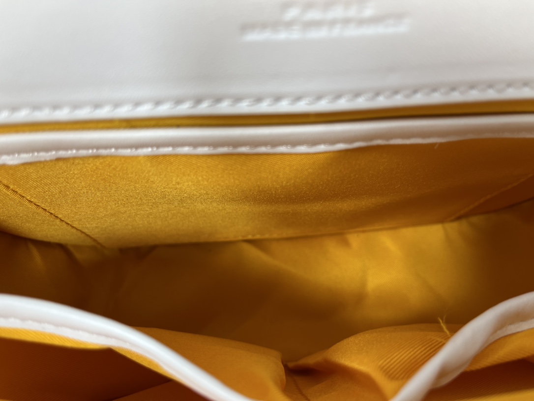 Goyard 邮差包 明星同款,新比例小方形包包 简洁大气实用的小方包 获得很多明星喜爱 手绘花纹特别有自己的特色 Si Goyard 邮差包 明星同款,新比例小方形包包 简洁大气实用的小方包 获得很多明星喜爱 手绘花纹特别有自己的特色 Si