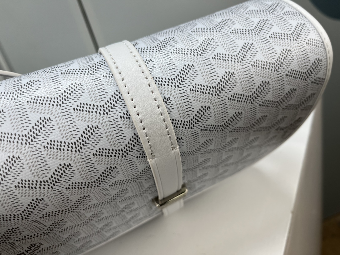 Goyard 邮差包 明星同款,新比例小方形包包 简洁大气实用的小方包 获得很多明星喜爱 手绘花纹特别有自己的特色 Si Goyard 邮差包 明星同款,新比例小方形包包 简洁大气实用的小方包 获得很多明星喜爱 手绘花纹特别有自己的特色 Si