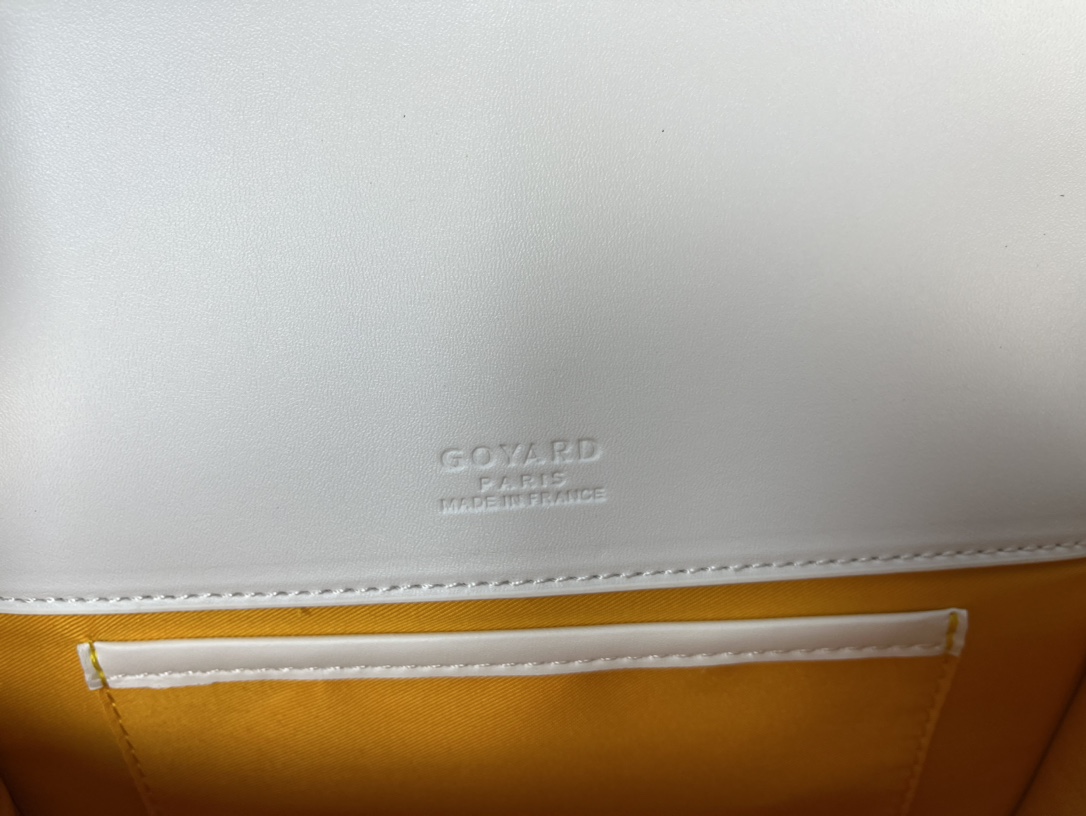 Goyard 邮差包 明星同款,新比例小方形包包 简洁大气实用的小方包 获得很多明星喜爱 手绘花纹特别有自己的特色 Si Goyard 邮差包 明星同款,新比例小方形包包 简洁大气实用的小方包 获得很多明星喜爱 手绘花纹特别有自己的特色 Si