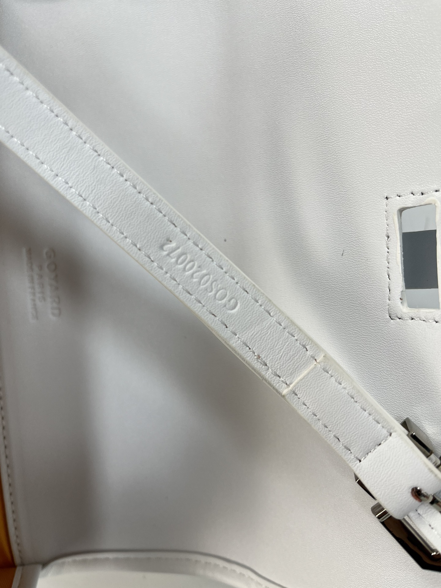 Goyard 邮差包 明星同款,新比例小方形包包 简洁大气实用的小方包 获得很多明星喜爱 手绘花纹特别有自己的特色 Si Goyard 邮差包 明星同款,新比例小方形包包 简洁大气实用的小方包 获得很多明星喜爱 手绘花纹特别有自己的特色 Si