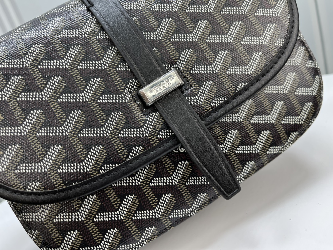 Goyard 邮差包 明星同款,新比例小方形包包 简洁大气实用的小方包 获得很多明星喜爱 手绘花纹特别有自己的特色 Si Goyard 邮差包 明星同款,新比例小方形包包 简洁大气实用的小方包 获得很多明星喜爱 手绘花纹特别有自己的特色 Si