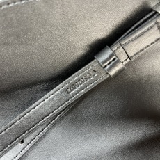 Goyard 邮差包 明星同款,新比例小方形包包 简洁大气实用的小方包 获得很多明星喜爱 手绘花纹特别有自己的特色 Si Goyard 邮差包 明星同款,新比例小方形包包 简洁大气实用的小方包 获得很多明星喜爱 手绘花纹特别有自己的特色 Si