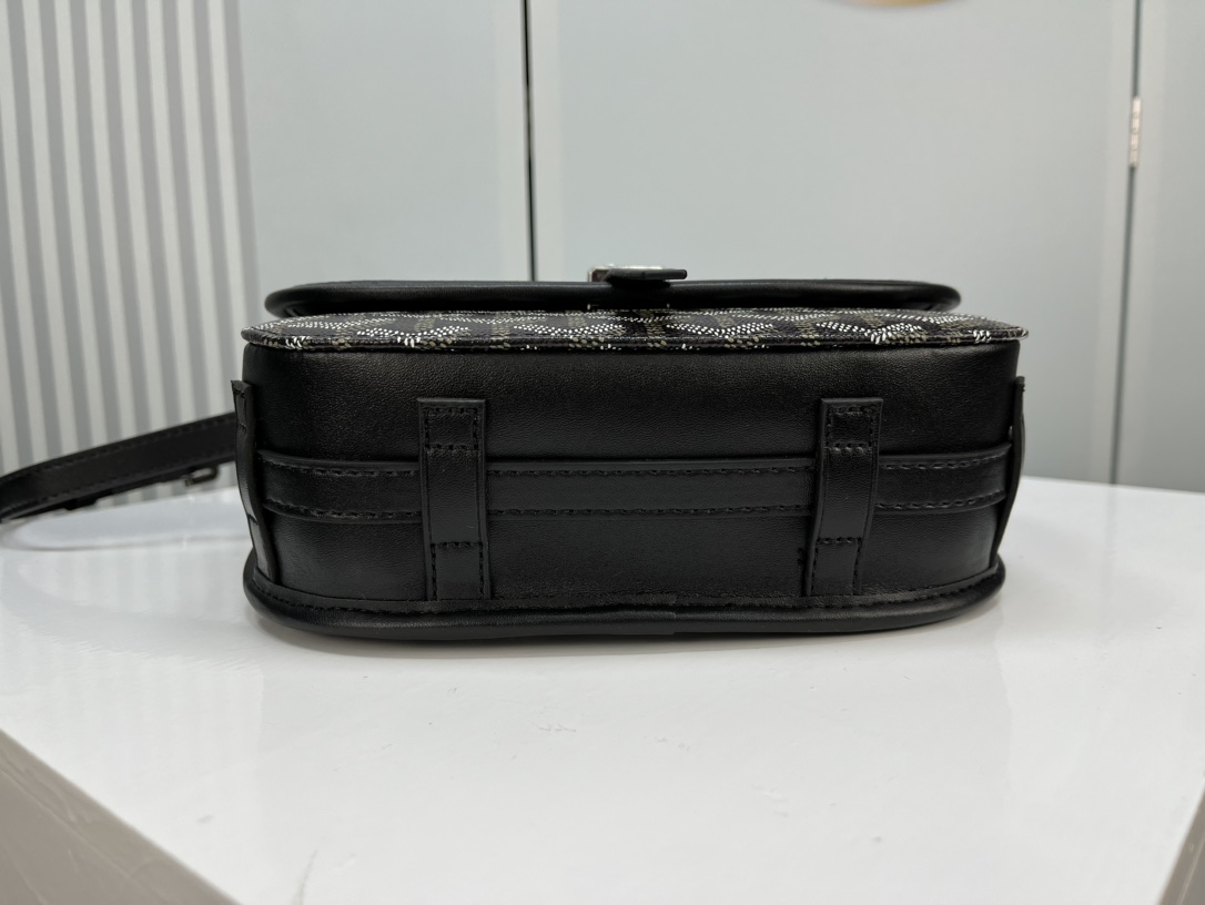 Goyard 邮差包 明星同款,新比例小方形包包 简洁大气实用的小方包 获得很多明星喜爱 手绘花纹特别有自己的特色 Si Goyard 邮差包 明星同款,新比例小方形包包 简洁大气实用的小方包 获得很多明星喜爱 手绘花纹特别有自己的特色 Si