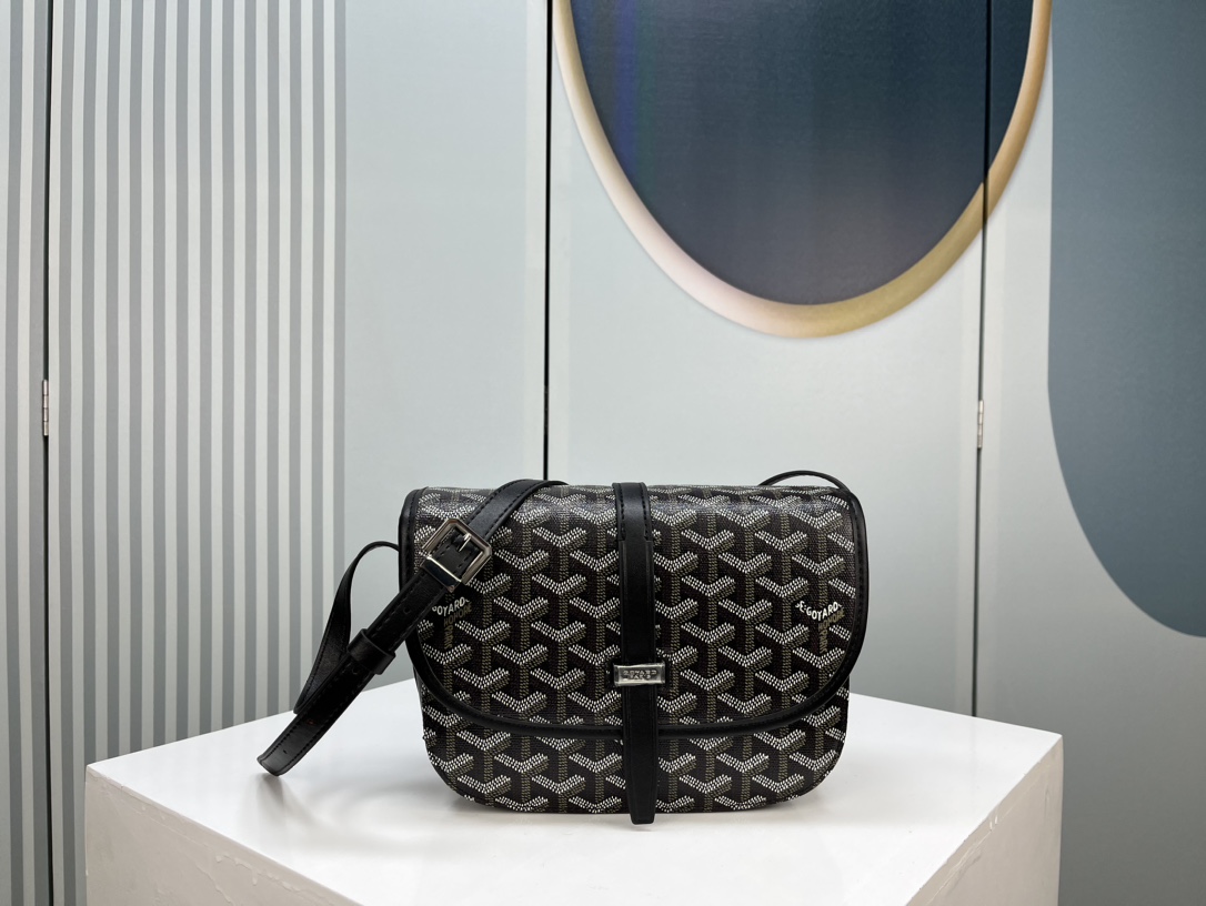 Goyard 邮差包 明星同款,新比例小方形包包 简洁大气实用的小方包 获得很多明星喜爱 手绘花纹特别有自己的特色 Si Goyard 邮差包 明星同款,新比例小方形包包 简洁大气实用的小方包 获得很多明星喜爱 手绘花纹特别有自己的特色 Si