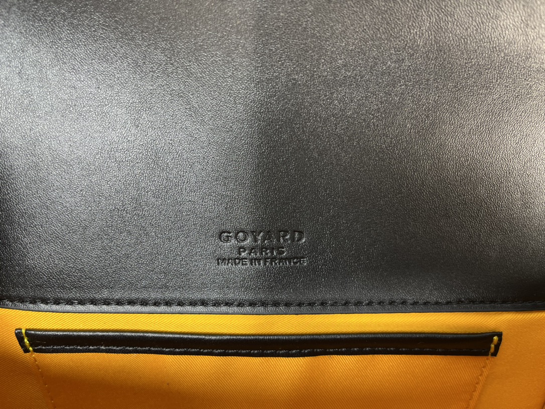 Goyard 邮差包 明星同款,新比例小方形包包 简洁大气实用的小方包 获得很多明星喜爱 手绘花纹特别有自己的特色 Si Goyard 邮差包 明星同款,新比例小方形包包 简洁大气实用的小方包 获得很多明星喜爱 手绘花纹特别有自己的特色 Si