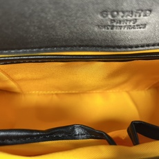Goyard 邮差包 明星同款,新比例小方形包包 简洁大气实用的小方包 获得很多明星喜爱 手绘花纹特别有自己的特色 Si Goyard 邮差包 明星同款,新比例小方形包包 简洁大气实用的小方包 获得很多明星喜爱 手绘花纹特别有自己的特色 Si