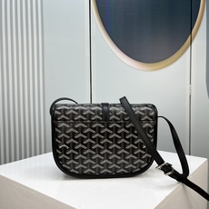 Goyard 邮差包 明星同款,新比例小方形包包 简洁大气实用的小方包 获得很多明星喜爱 手绘花纹特别有自己的特色 Si Goyard 邮差包 明星同款,新比例小方形包包 简洁大气实用的小方包 获得很多明星喜爱 手绘花纹特别有自己的特色 Si