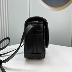 Goyard 邮差包 明星同款,新比例小方形包包 简洁大气实用的小方包 获得很多明星喜爱 手绘花纹特别有自己的特色 Si Goyard 邮差包 明星同款,新比例小方形包包 简洁大气实用的小方包 获得很多明星喜爱 手绘花纹特别有自己的特色 Si