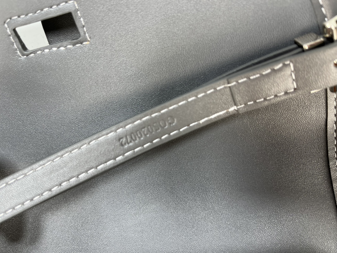 Goyard 邮差包 明星同款,新比例小方形包包 简洁大气实用的小方包 获得很多明星喜爱 手绘花纹特别有自己的特色 Si Goyard 邮差包 明星同款,新比例小方形包包 简洁大气实用的小方包 获得很多明星喜爱 手绘花纹特别有自己的特色 Si