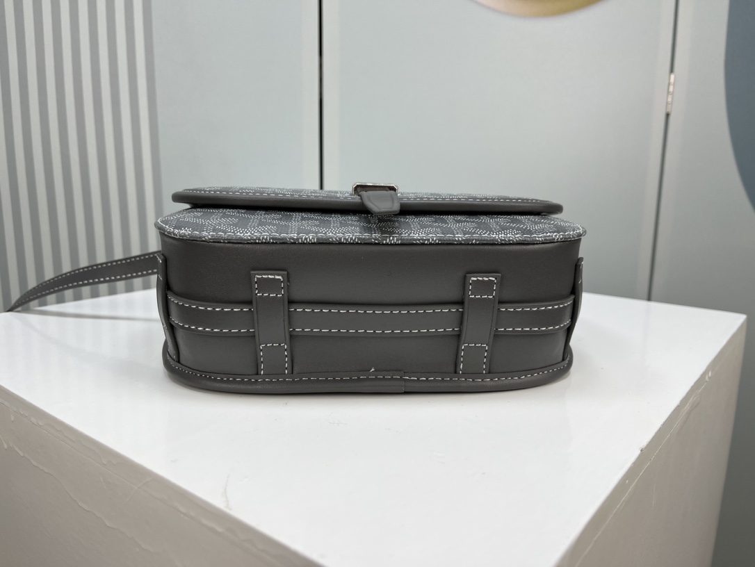 Goyard 邮差包 明星同款,新比例小方形包包 简洁大气实用的小方包 获得很多明星喜爱 手绘花纹特别有自己的特色 Si Goyard 邮差包 明星同款,新比例小方形包包 简洁大气实用的小方包 获得很多明星喜爱 手绘花纹特别有自己的特色 Si