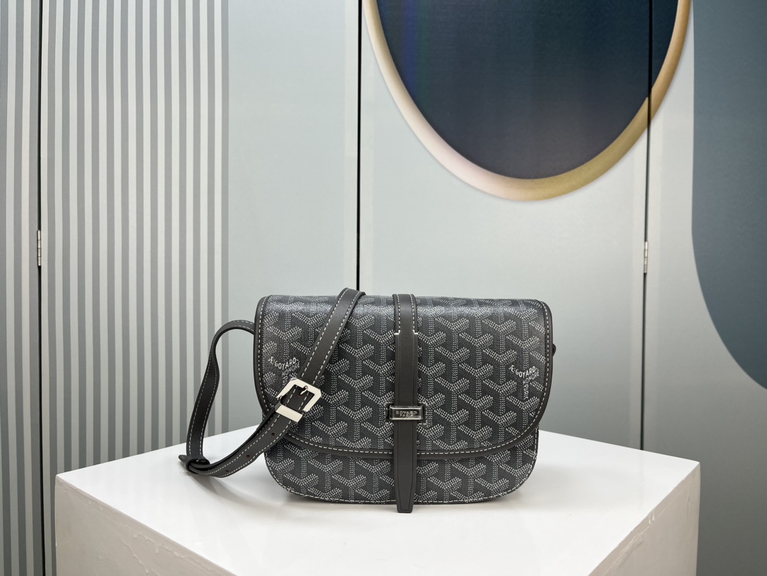 Goyard 邮差包 明星同款,新比例小方形包包 简洁大气实用的小方包 获得很多明星喜爱 手绘花纹特别有自己的特色 Si Goyard 邮差包 明星同款,新比例小方形包包 简洁大气实用的小方包 获得很多明星喜爱 手绘花纹特别有自己的特色 Si