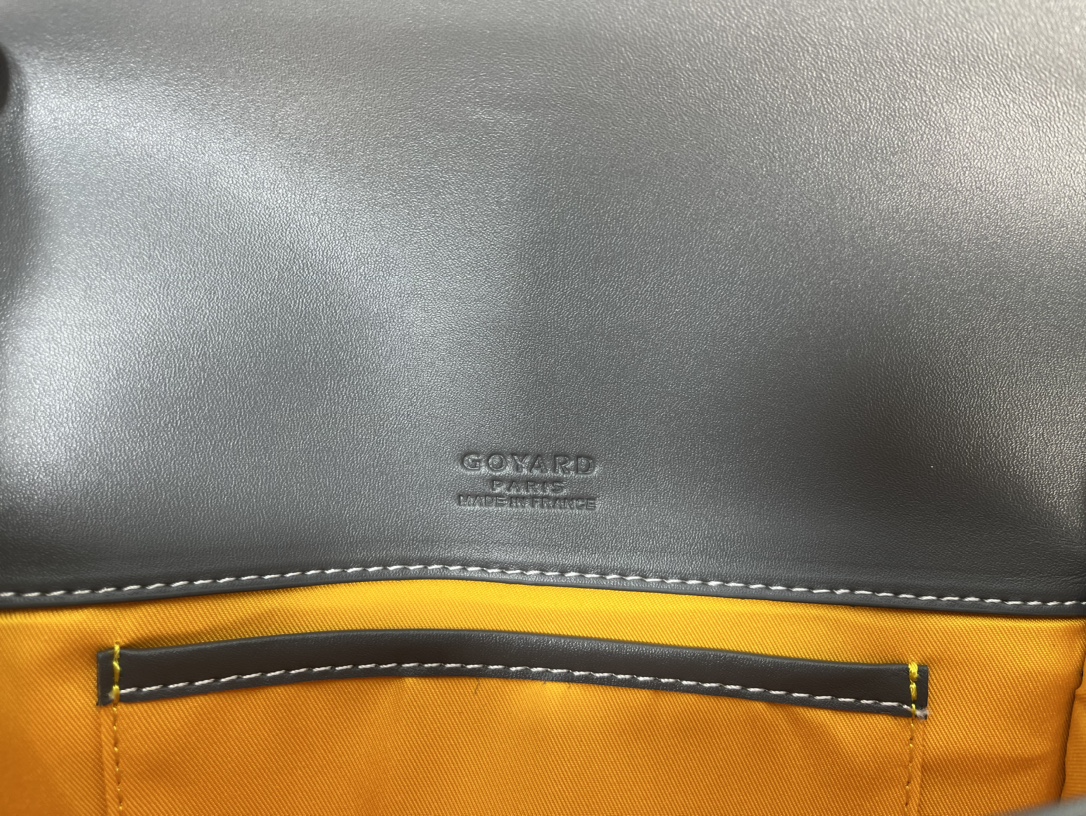 Goyard 邮差包 明星同款,新比例小方形包包 简洁大气实用的小方包 获得很多明星喜爱 手绘花纹特别有自己的特色 Si Goyard 邮差包 明星同款,新比例小方形包包 简洁大气实用的小方包 获得很多明星喜爱 手绘花纹特别有自己的特色 Si