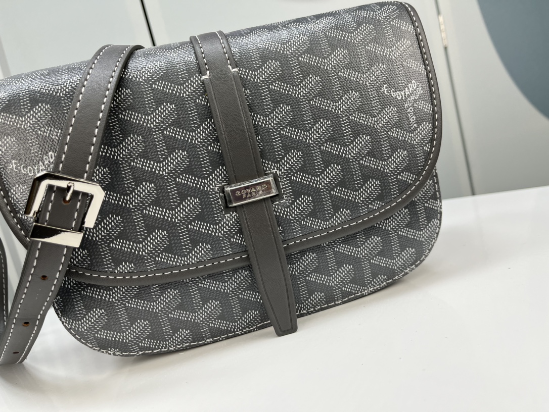 Goyard 邮差包 明星同款,新比例小方形包包 简洁大气实用的小方包 获得很多明星喜爱 手绘花纹特别有自己的特色 Si Goyard 邮差包 明星同款,新比例小方形包包 简洁大气实用的小方包 获得很多明星喜爱 手绘花纹特别有自己的特色 Si