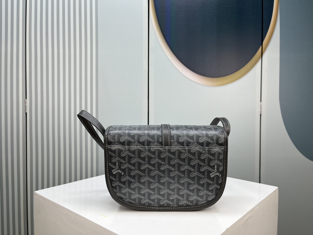 Goyard 邮差包 明星同款,新比例小方形包包 简洁大气实用的小方包 获得很多明星喜爱 手绘花纹特别有自己的特色 Si Goyard 邮差包 明星同款,新比例小方形包包 简洁大气实用的小方包 获得很多明星喜爱 手绘花纹特别有自己的特色 Si