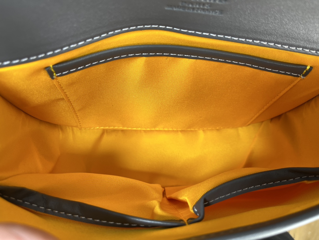 Goyard 邮差包 明星同款,新比例小方形包包 简洁大气实用的小方包 获得很多明星喜爱 手绘花纹特别有自己的特色 Si Goyard 邮差包 明星同款,新比例小方形包包 简洁大气实用的小方包 获得很多明星喜爱 手绘花纹特别有自己的特色 Si